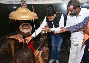  मंत्री  टंकराम वर्मा ने अर्द्ध नारीश्वर शिव लिंग की पूजा कर राज्य के नागरिकों के लिए मंगल कामना की