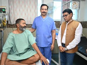 घायल जवानों से मिले राजस्व मंत्री टंकराम वर्मा 