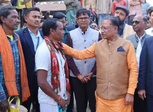 मुख्यमंत्री विष्णुदेव साय ने पुसौर धान खरीदी केंद्र का किया औचक निरीक्षण