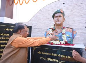 मुख्यमंत्री ने शहीद कर्नल विप्लव त्रिपाठी की प्रतिमा का किया अनावरण