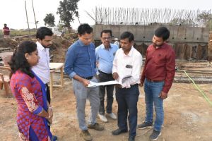 कलेक्टर ने उच्च स्तरीय पुल निर्माण कार्य का लिया जायजा