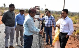 कलेक्टर ने किया मुख्य मार्ग गुरामी से कामता तक मुख्यमंत्री ग्रामीण सड़क योजना के नवीनीकरण कार्य का निरीक्षण कलेक्टर ने किया मुख्य मार्ग गुरामी से कामता तक मुख्यमंत्री ग्रामीण सड़क योजना के नवीनीकरण कार्य का निरीक्षण