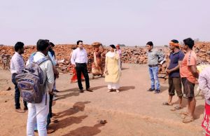 कलेक्टर ने ग्राम बैहाकुआँ में मनरेगा से बन रहे तालाब निर्माण कार्य का लिया जायजा कलेक्टर ने ग्राम बैहाकुआँ में मनरेगा से बन रहे तालाब निर्माण कार्य का लिया जायजा