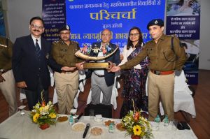 दो पहिया वाहन चालक हेलमेट का उपयोग करें और चार पहिया वाहन चालक सीट बेल्ट अवश्य लगाएं -न्यायमूर्ति अभय मनोहर सप्रे दो पहिया वाहन चालक हेलमेट का उपयोग करें और चार पहिया वाहन चालक सीट बेल्ट अवश्य लगाएं -न्यायमूर्ति अभय मनोहर सप्रे