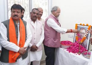 शिक्षा मंत्री ने समर्पण दिवस पर पंडित दीनदयाल उपाध्याय को श्रद्धांजलि दी शिक्षा मंत्री ने समर्पण दिवस पर पंडित दीनदयाल उपाध्याय को श्रद्धांजलि दी