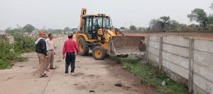 अवैध प्लाटिंग के खिलाफ लगातार तीसरे दिन भी कार्रवाई, 21 एकड़ जमीन पर की गई कार्रवाई अवैध प्लाटिंग के खिलाफ लगातार तीसरे दिन भी कार्रवाई, 21 एकड़ जमीन पर की गई कार्रवाई