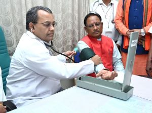 मुख्यमंत्री ने हेल्थ कैंप में अपना बीपी शुगर जांच कर स्वास्थ्य जागरूकता का दिया संदेश मुख्यमंत्री ने हेल्थ कैंप में अपना बीपी शुगर जांच कर स्वास्थ्य जागरूकता का दिया संदेश