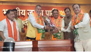पूर्व विधायकों प्रमोद शर्मा, विधान मिश्रा समेत सैकड़ों लोगों ने ली भाजपा की सदस्यता 