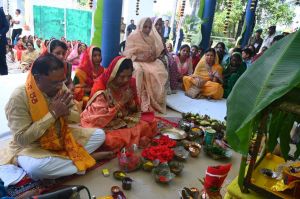 जन्मदिन के अवसर पर मुख्यमंत्री श्री साय ने धर्मपत्नी के साथ की गुरु धनपति पंडा की पूजा