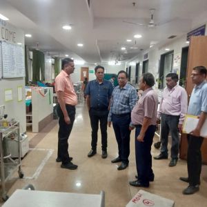 संभाग आयुक्त द्वारा जिला चिकित्सालय का औचक निरीक्षण