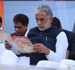 केंद्रीय राज्य मंत्री श्री कृष्ण पाल गुर्जर के हाथों में &ldquo;जनमन&rdquo;