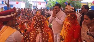 खाद्य मंत्री श्री बघेल ने नवविवाहित जोड़ों को दिया आशीर्वाद