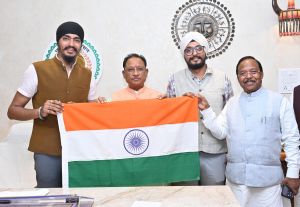 मुख्यमंत्री से वर्ल्ड यूथ फेस्टिवल के प्रतिभागी युवा सिमरदीप और राजदीप ने की मुलाकात