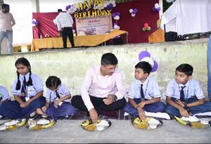  न्योता भोज में कलेक्टर ने अपने हाथों से बच्चों को परोसा भोजन