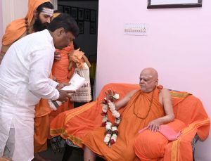  पीठाधीश्वर शंकराचार्य श्री निश्चलानंद सरस्वती महाराज से वन मंत्री श्री केदार कश्यप ने लिया आशीर्वाद