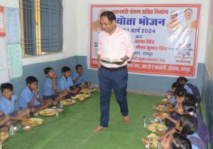  कलेक्टर ने अपनी सुपुत्री के जन्मदिवस के अवसर पर दिया न्योता भोज