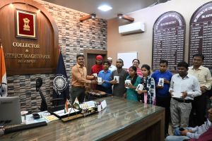  दिव्यांगजनों को कलेक्टर ने बांटे डेजी प्लेयर