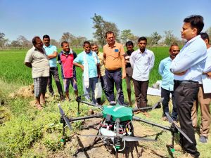 कलेक्टर ने बघमरा में कृषि कार्य मे नई टेक्नोलॉजी ड्रोन द्धारा नैनो डीएपी के छिड़काव के डेमोंस्ट्रेशन का किया अवलोकन