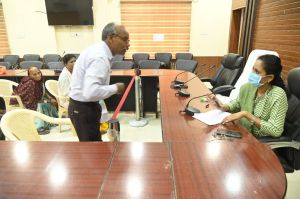  जनदर्शन में पहुंचे हितग्राहियों की समस्याओं को गंभीरता से सुना और निराकरण करने संबंधित विभागों को दिए निर्देश