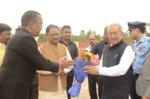 राज्यपाल और मुख्यमन्त्री का एयरपोर्ट में किया गया आत्मीय स्वागत