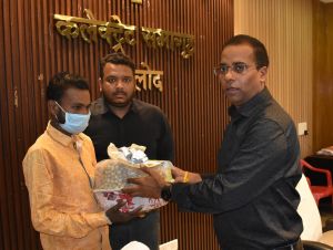 कलेक्टर, सीईओ जिला पंचायत, एडीएम सहित अन्य अधिकारियों ने टीबी के मरीजों को प्रदान किया पोषण आहार किट