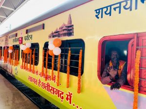 यात्रियों ने कहा, अयोध्या धाम के दर्शन करना बहुत सौभाग्य की बात