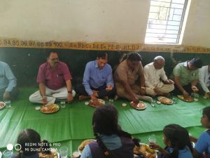 ज़िले के अलग- अलग विद्यालयों में कुल 7 जगह दिया गया न्योता भोज