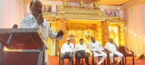 धार्मिक अनुष्ठानों में योगदान देने वालों का बालाजी मूर्ति भेंटकर किया सम्मान