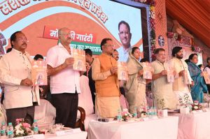 मुख्यमंत्री ने जनसंपर्क विभाग द्वारा तैयार कॉफी टेबल पिक्टोरियल बुक 'मय महतारी हंव' का विमोचन किया मुख्यमंत्री ने जनसंपर्क विभाग द्वारा तैयार कॉफी टेबल पिक्टोरियल बुक 'मय महतारी हंव' का विमोचन किया