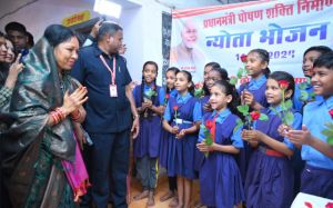 न्योता भोज में मुख्यमंत्री की धर्मपत्नी ने जीता बच्चों का दिल न्योता भोज में मुख्यमंत्री की धर्मपत्नी ने जीता बच्चों का दिल