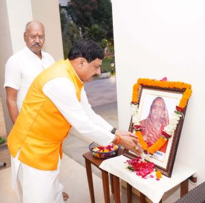 मप्र के मुख्यमंत्री डॉ. यादव ने शिक्षा मंत्री से मुलाकात कर उनकी माता जी की निधन पर शोक संवेदना व्यक्त की मप्र के मुख्यमंत्री डॉ. यादव ने शिक्षा मंत्री से मुलाकात कर उनकी माता जी की निधन पर शोक संवेदना व्यक्त की