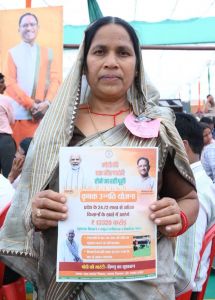 कृषक उन्नति योजना: आदान सहायता राशि पाकर भावुक हो उठी खोमिन बाई कृषक उन्नति योजना: आदान सहायता राशि पाकर भावुक हो उठी खोमिन बाई