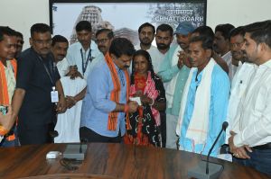  उपमुख्यमंत्री विजय शर्मा ने स्वर्गीय साधराम यादव के परिवार से मुलाकात कर 20 लाख रूपए का चेक प्रदान किया