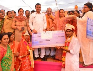 परिणय सूत्र में बंधने वाले नव दम्पतियों को कैबिनेट मंत्री श्री देवांगन ने दी शुभकामनाएं परिणय सूत्र में बंधने वाले नव दम्पतियों को कैबिनेट मंत्री श्री देवांगन ने दी शुभकामनाएं