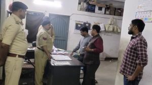 देर रात कलेक्टर,एस पी एवं निगम आयुक्त निकले सड़को पर ,एसएसटी टीम से ली जानकारी देर रात कलेक्टर,एस पी एवं निगम आयुक्त निकले सड़को पर ,एसएसटी टीम से ली जानकारी