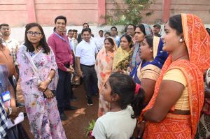 कलेक्टर ने प्राथमिक शाला का किया औचक निरीक्षण कलेक्टर ने प्राथमिक शाला का किया औचक निरीक्षण