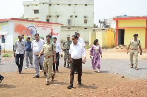 कलेक्टर और एसपी लगातार कर रहे हैं मतदान केंद्रों का निरीक्षण कलेक्टर और एसपी लगातार कर रहे हैं मतदान केंद्रों का निरीक्षण