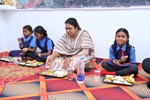 कलेक्टर ने ग्रामीण क्षेत्र के स्कूली बच्चों के साथ मनाया अपना जन्मदिन