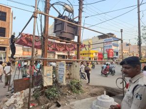  बाजार क्षेत्र में ट्रांसफार्मर घेर कर अवैध संचालित दुकान को हटाया गया 