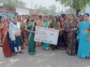   स्वसहायता समूह की महिलाए गाँव-गाँव जा कर लोगों को मतदान करने के लिए कर रही है प्रेरित 