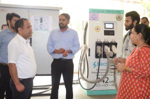  कलेक्टर डॉ. गौरव सिंह ने कलेक्ट्रेट मल्टीलेवल पार्किंग में स्थापित इलेक्ट्रिक चार्जिंग स्टेशन का किया निरीक्षण