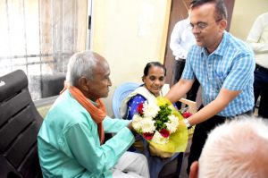 स्वीप कार्यक्रम अंतर्गत कलेक्टर ने वरिष्ठ नागरिकों को सम्मानित किया स्वीप कार्यक्रम अंतर्गत कलेक्टर ने वरिष्ठ नागरिकों को सम्मानित किया