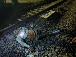 चलती ट्रेन से टकराकर बुजुर्ग की मौत चलती ट्रेन से टकराकर बुजुर्ग की मौत