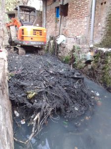 शक्ति नगर नाले से ही लगभग 10 डम्पर कचरा बाहर निकाला गया शक्ति नगर नाले से ही लगभग 10 डम्पर कचरा बाहर निकाला गया