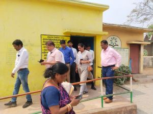 एआरओ पुष्पेन्द्र शर्मा ने आरंग विधानसभा के मतदान केंद्रों का निरीक्षण कर दिये आवश्यक निर्देश एआरओ पुष्पेन्द्र शर्मा ने आरंग विधानसभा के मतदान केंद्रों का निरीक्षण कर दिये आवश्यक निर्देश