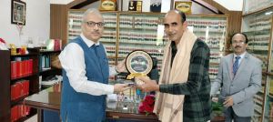 उच्च न्यायालय के अर्दली की सेवानिवृत्ति पर दी गई भावभीनी विदाई उच्च न्यायालय के अर्दली की सेवानिवृत्ति पर दी गई भावभीनी विदाई