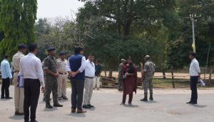 व्यय प्रेक्षक ने गम्हरी एवं खाल्हेमुरवेंड की चेकपोस्टों का किया निरीक्षण व्यय प्रेक्षक ने गम्हरी एवं खाल्हेमुरवेंड की चेकपोस्टों का किया निरीक्षण