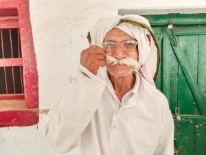 86 साल के इतवारी ने मूंछों पर ताव देकर कहा, करेंगे अवश्य मतदान, बढ़ायेंगे लोकतंत्र की शान 86 साल के इतवारी ने मूंछों पर ताव देकर कहा, करेंगे अवश्य मतदान, बढ़ायेंगे लोकतंत्र की शान