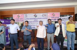 कलेक्टर डॉ. गौरव सिंह ने बाल गोपाल अस्पताल के कर्मचारियों को दिलाई मतदाता शपथ कलेक्टर डॉ. गौरव सिंह ने बाल गोपाल अस्पताल के कर्मचारियों को दिलाई मतदाता शपथ