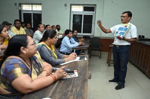 मतदान दलों को मिल रही हाईटेक ट्रेनिंग, क्यू आर कोड जनरेट कर ले रहे ऑनलाइन टेस्ट